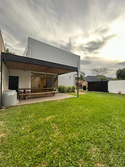 CASA MODERNA EN LAURELTY A PRECIO DE REMATE