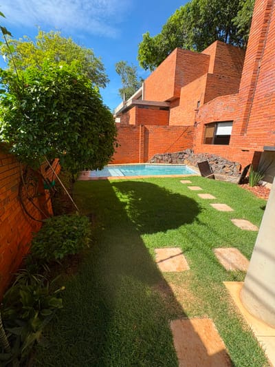 ALQUILO CASA EN BARRIO MBURUCUYA 
