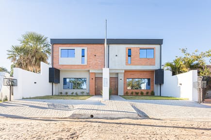 Dúplex en Barrio Cerrado – Limpio