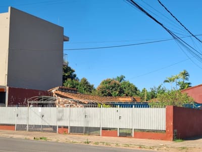 PROPIEDAD CON DOS CASAS Y SALON COMERCIAL EN CUARTO BARRIO LUQUE