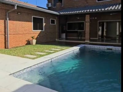 EN VENTA CASA EN LAMBARÉ, BARRIO APUA. 4 DORMITORIOS