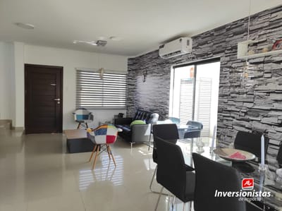 CASA EN VENTA DE 2 PLANTAS, 3 DORMITORIOS, ZONA NORTE JARDINES RIVIERA