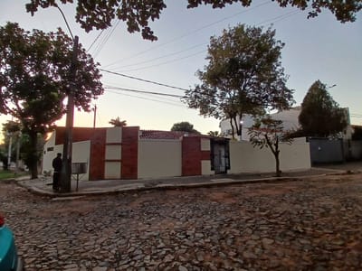 Alquilo Amplia Casa en Esquina.Las Lomas Carmelitas 