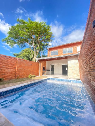 EN VENTA AMPLIO DÚPLEX CON PISCINA EN BARRIO CERRADO EN MRA
