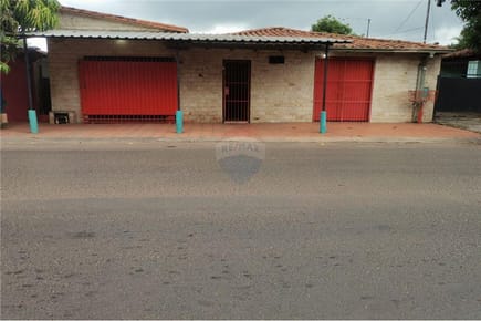 Casa con Salon Comercial en venta