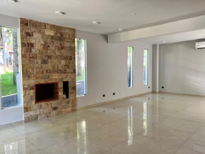 EXCLUSIVA RESIDENCIA A ESTRENAR EN CONDOMINIO LOMAS VERDE – LAMBARÉ, ZONA YACHT