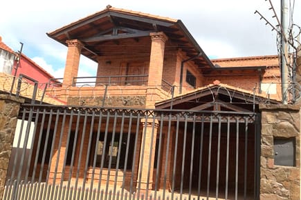 VENDO CASA CON PISCINA EN SAN LORENZO