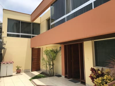 Se vende casa en esquina con pasaje en Corpac, San Isidro