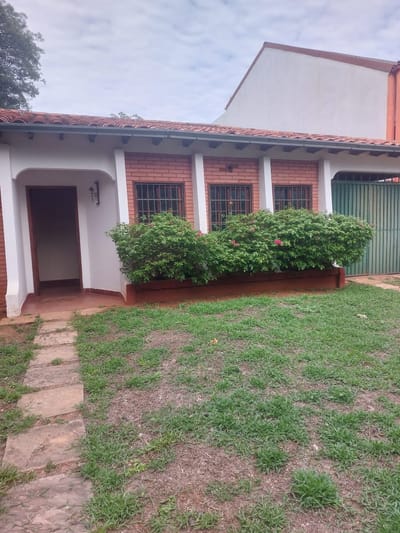 VENDO CASA EN BARRIO SANTA LIBRADA A PASOS DE LA UCA