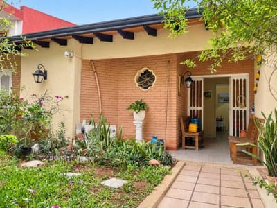  HERMOSO CHALET EN VENTA EN BARRIO VISTA ALEGRE - ASUNCION