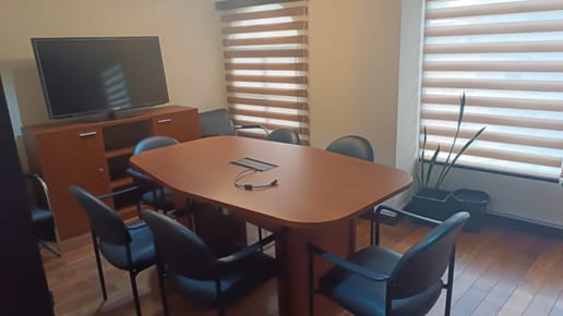 Oficina en Alquiler en plena Avenida Montenegro, con o sin muebles.