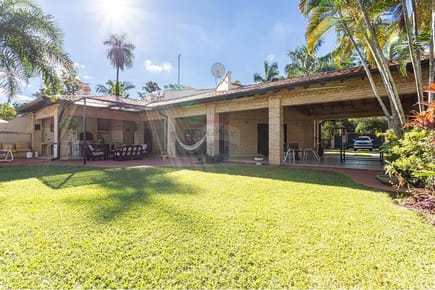 VENDO AMPLIA CASA ZONA ANFITEATRO