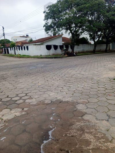 Terreno en venta con construcción - Barrio Urbarí 
