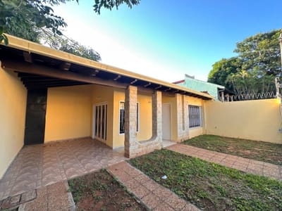 En Venta Residencia - Barrio Obrero, a dos cuadras de la Avda Colon