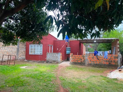 VENDO TERRENO CON CASA A REFACCIONAR EN VILLA ELISA MBOCAYATY