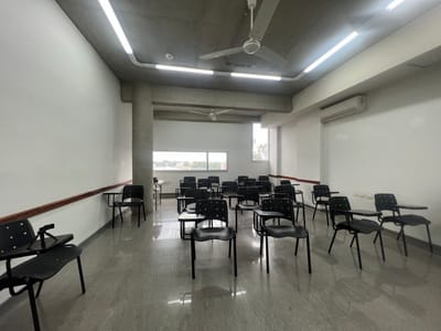 ALQUILER DE AULAS / OFICINAS - EDIFICIO CORPORATIVO
