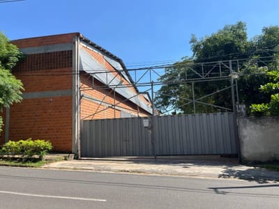 EN VENTA - AMPLIO DEPOSITO EN ESQUINA