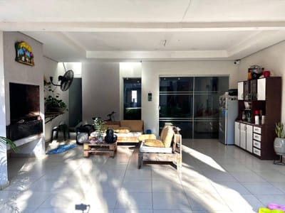 CASA DÚPLEX DE 4 DORMITORIOS CON PISCINA – YKUA SATÍ
