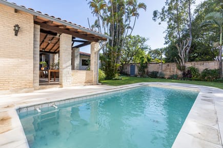 VENDO AMPLIA VIVIENDA EN BARRIO LOS LAURELES