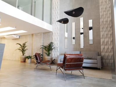 INVERTÍ SEGURO! GRAN OFICINA EN ELEGANTE EDIFICIO