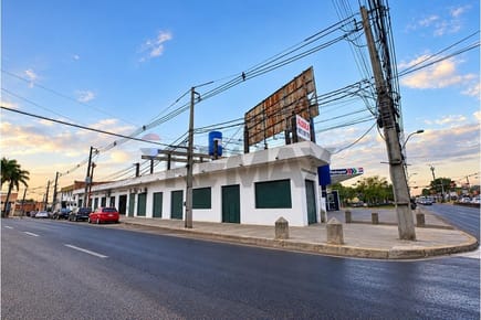 Esquina Comercial sobre Av. Defensores del Chaco
