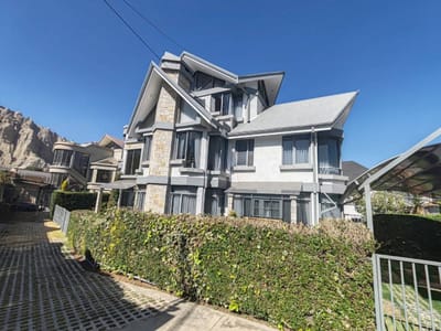 HERMOSA CASA EN VENTA DE 4 DORMITORIOS EN ACHUMANI EN CONDOMINIO PRIVADO