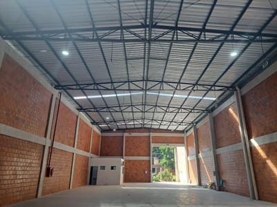 ALQUILO DEPÓSITO A ESTRENAR EN FDO DE LA MORA – ZONA NORTE