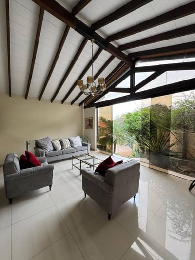 VENDO CASA DE 3 DORMITORIOS BARRIO KENNEDY DE LAMBARÉ 