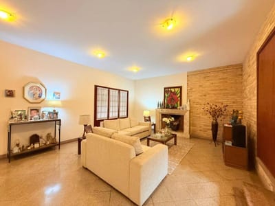 Disponible: Casa en Venta en Barrio Santa Librada – Asunción