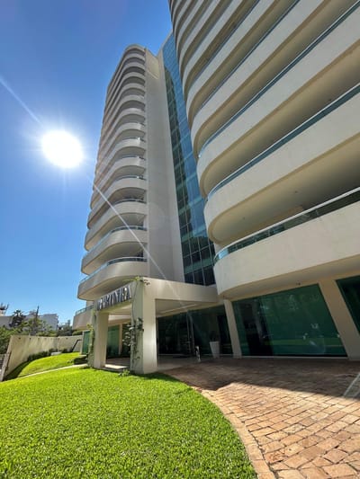 En Venta Dpto totalmente amoblado 3 habitaciones en suite  Edificio Martinica. 
