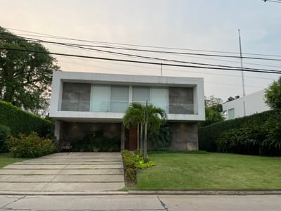 CASA DE 3 SUITE EN ALQUILER EN CONDOMINIO RIO SIERRA