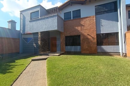 VENDO CASA AMPLIA EN SAN LORENZO