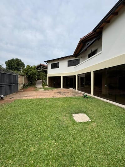 Vendo amplia casa en Lambaré