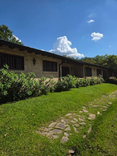 EN VENTA AMPLIA CASA EN ESQUINA