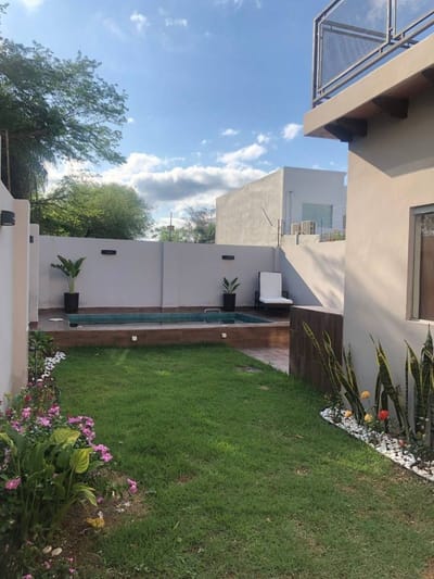 VENDO AMPLIO DUPLEX EN LAMBARÉ