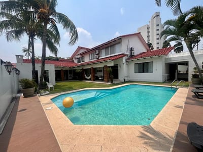 CASA DE LUJO EN VENTA - URBARI 