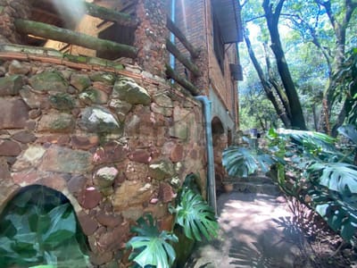 VENDO HERMOSA CASA DE PIEDRA EN AREGUA
