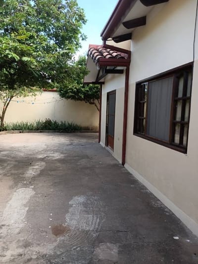 CASA INDEPENDIENTE EN ALQUILER – ZONA ESTE