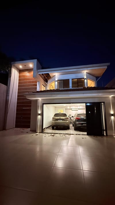 EN VENTA – RESIDENCIA MODERNA AMOBLADA EN BARRIO LOS LAURELES