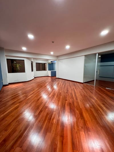 AVDA. BOGGIANI, EN ALQUILER OFICINA CORPORATIVA DE 220 m2 CON 2 COCHERAS.