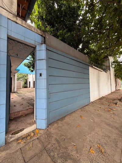 VENTA de gran propiedad con 4edificación a demoler - Barrio Roberto 