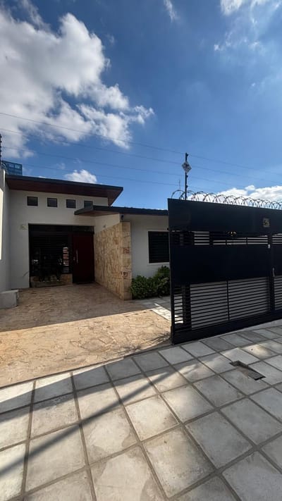 Alquilo Casa De 3 Dormitorios Con área De Servicio En Barrio Jara