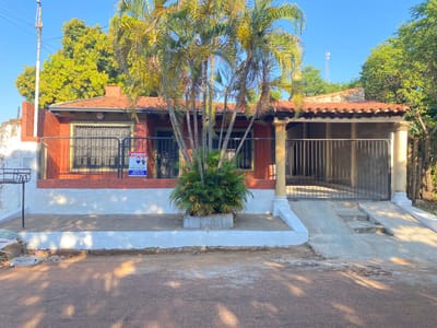 En venta casa ubicada en el centro de guarambaré