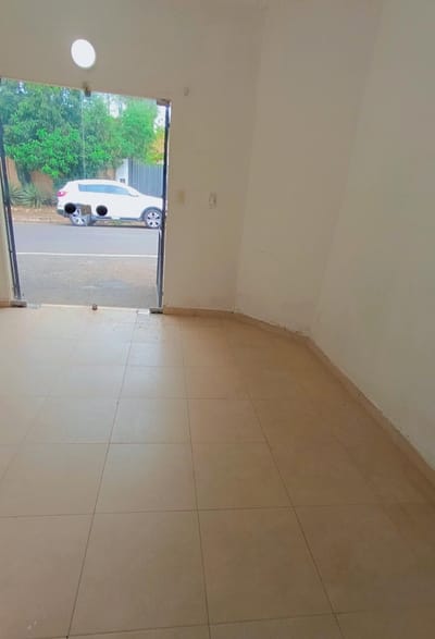 ALQUILO SALÓN COMERCIAL EN ZONA PUEBLO LAMBARÉ 