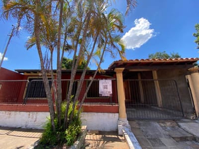 VENDO CASA EN EL CENTRO DE GUARAMBARE