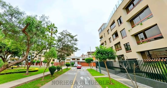 Surco Fte Parque. AO:220 m2. 4 Dormit. + 2 Cocheras. US$ 260,000.-
