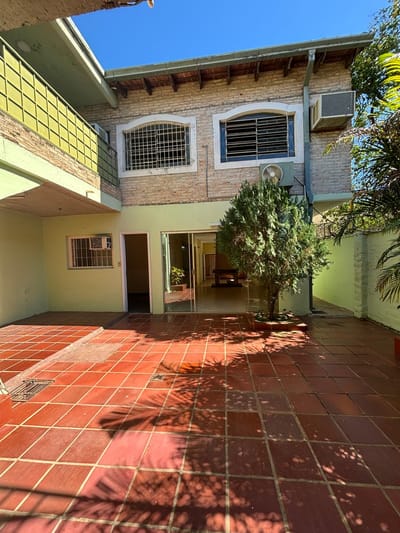 OPORTUNIDAD UNICA EN ZONA MERCADO 4, CASA EN VENTA CON VARIOS AMB.