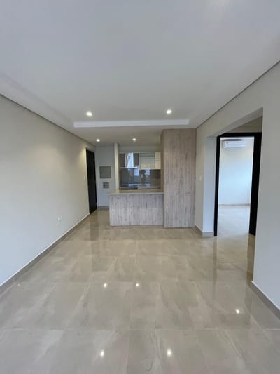 LUQUE, ZONA CONMEBOL, EN ALQUILER, DEPARTAMENTO DE 2 DORMITORIOS CON COCHERA. 