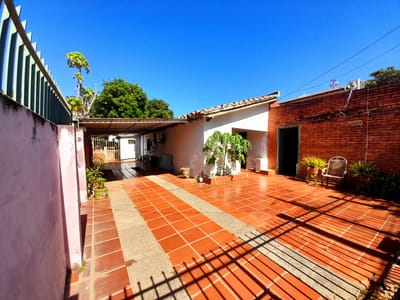 VENDO CASA EN LAMBARÉ ZONA COLEGIO SEK!!