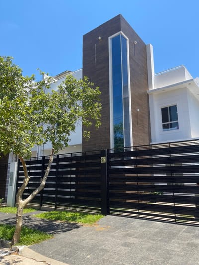 VENDO TRIPLEX ESTILO MINIMALISTA EN LAMBARE
